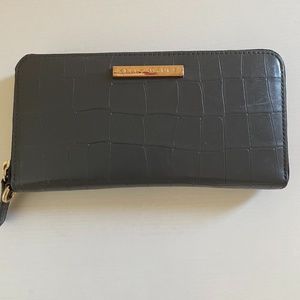 Kelly Wynne Grey Croco Wallet